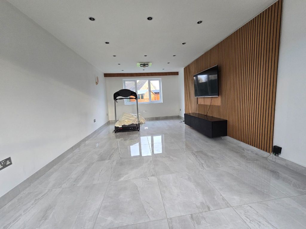 Property photo 3 of 18 4839213