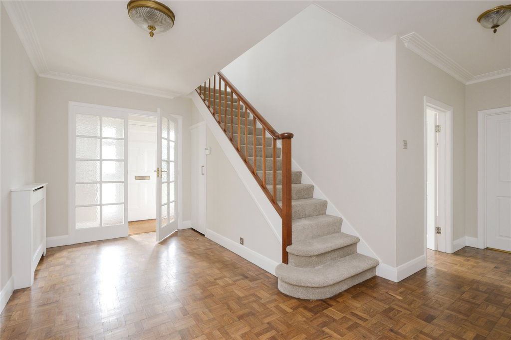 Property photo 2 of 14 Entrance Hall