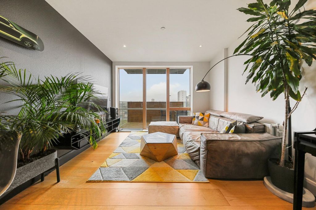 Property photo 1 of 28