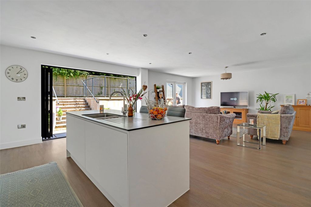 Property photo 2 of 18 Picture No. 12