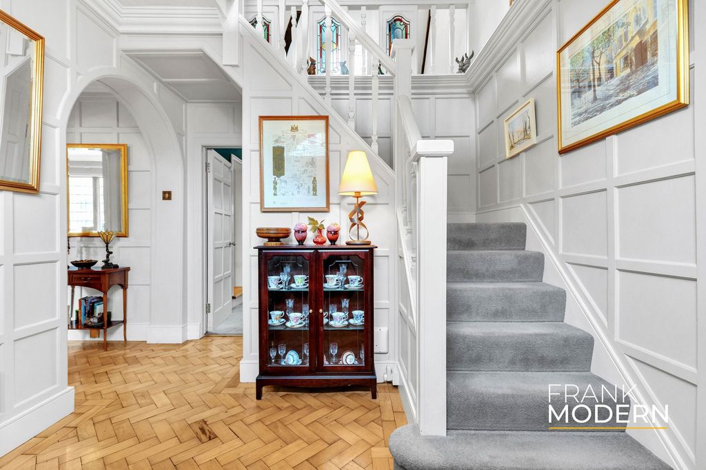 Property photo 2 of 84 Entrance Hall