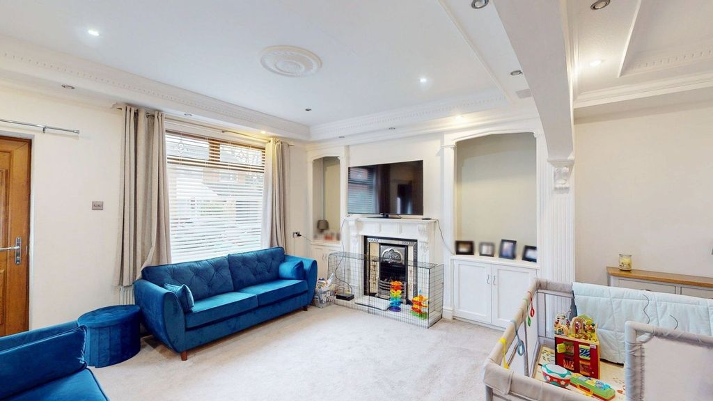 Property photo 3 of 14 Lounge