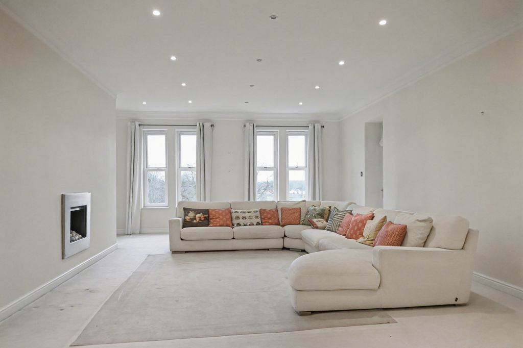 Property photo 3 of 21 Flat 6 College House, 77 South Downs Road, Altrincham, Cheshire, Wa14 3Dz