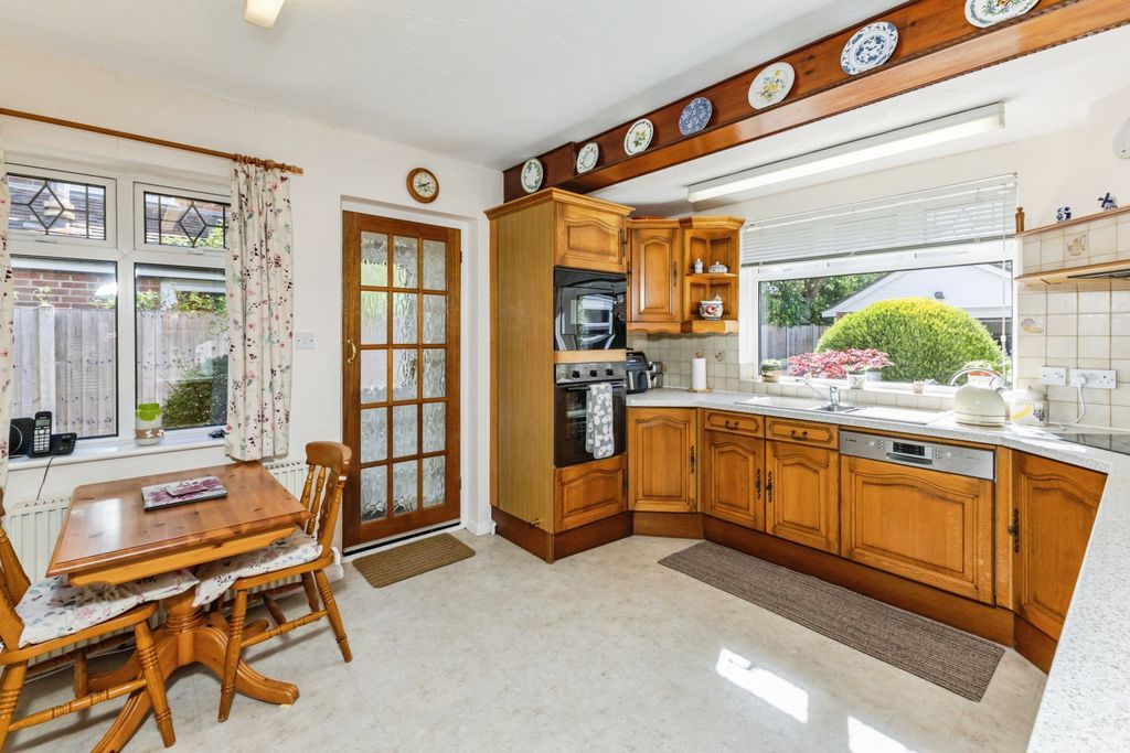 Property photo 2 of 20 Kitchen/Breakfast