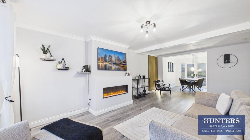 Property photo 3 of 20 Living Room/Dining Room