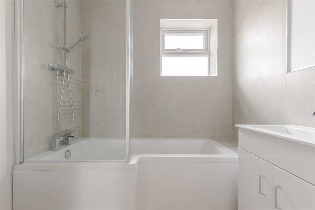 Property photo 2 of 19 Bathroom