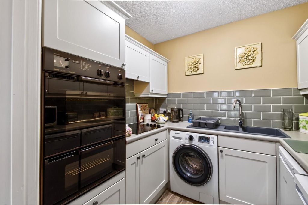 Property photo 3 of 12 Flat22-Oaktreelodge-9.Jpg