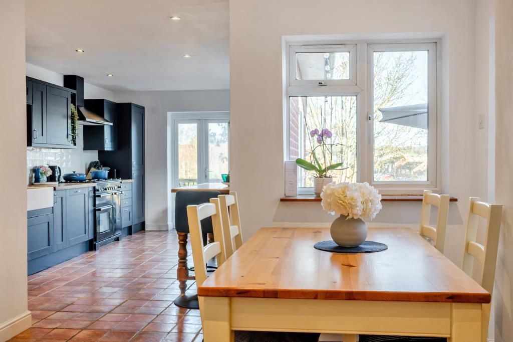 Property photo 2 of 19 Kitchen