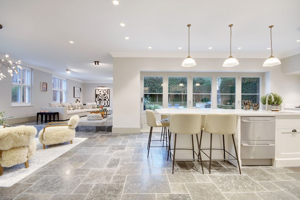 Property photo 2 of 43