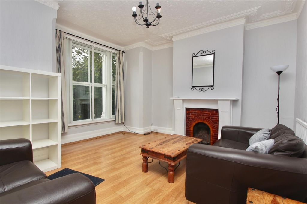 Property photo 1 of 10 Green Lanes, N16