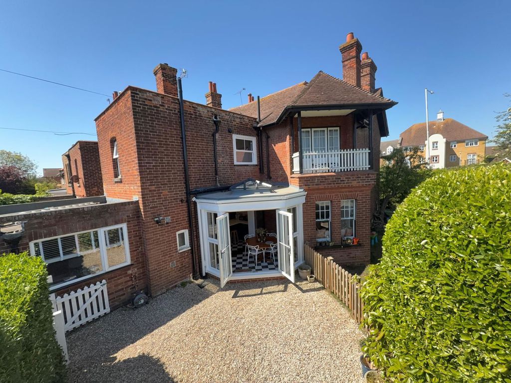 Property photo 3 of 28