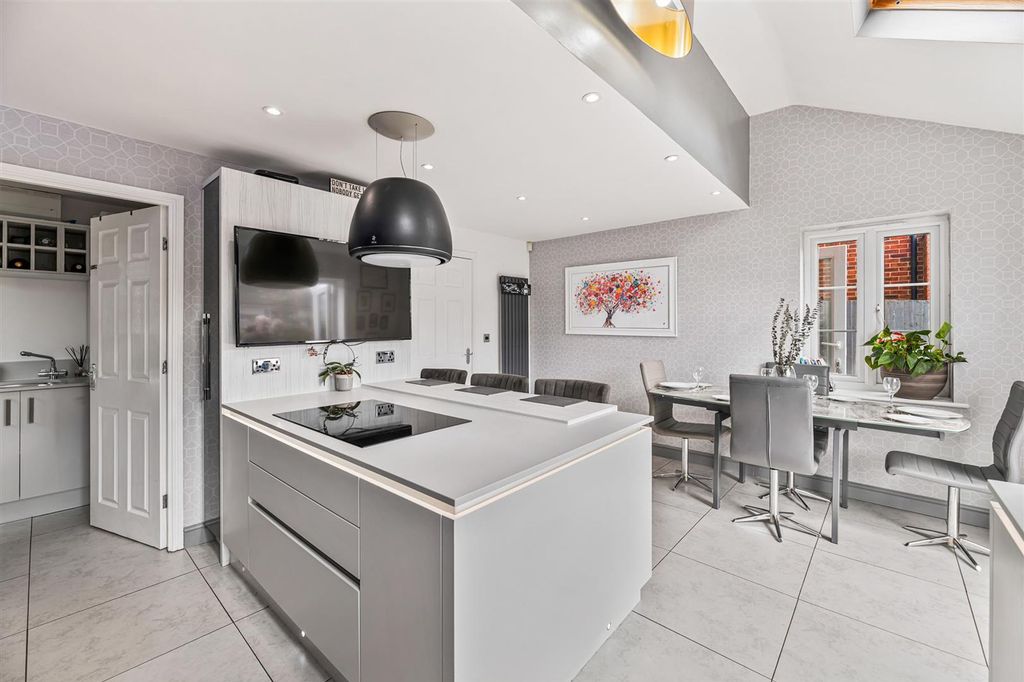 Property photo 3 of 27 Kitchen/Diner