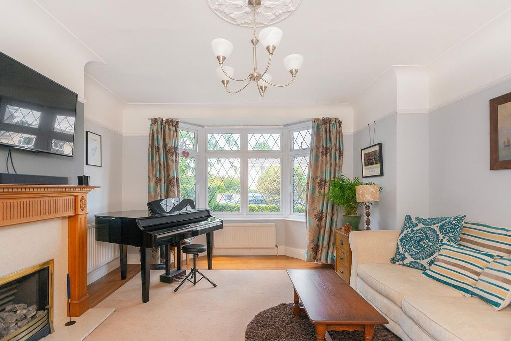 Property photo 1 of 35 1H0V8He - Living Room C.Jpg