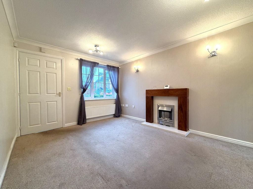 Property photo 2 of 18 Lounge