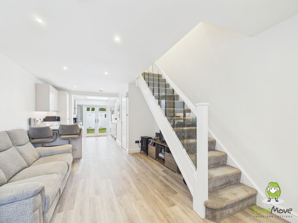 Property photo 3 of 17 Ewemove Estate Agents Basingstoke - Lapin Lane Hat