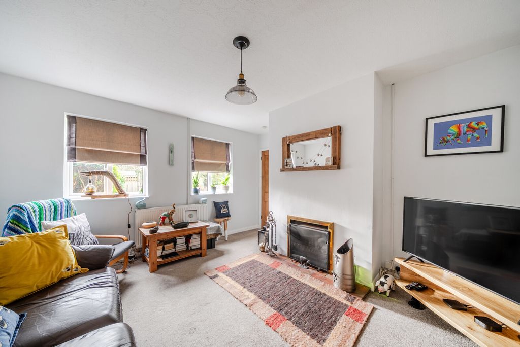 Property photo 3 of 17 Lounge