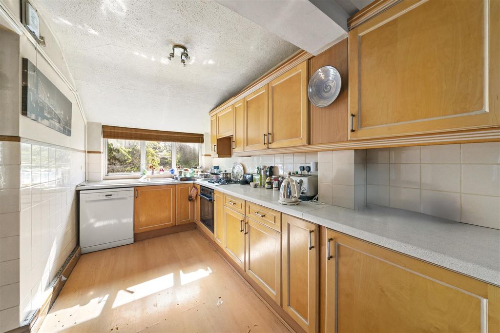 Property photo 3 of 11 46 Alexandra Road Tw3003.Jpg