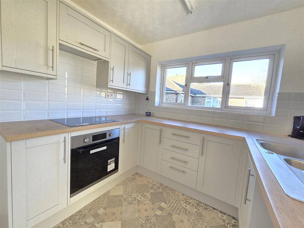 Property photo 3 of 12 Kitchen