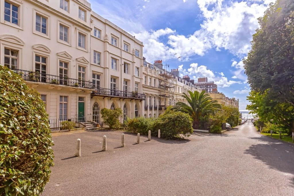 Property photo 1 of 15 Sillwood Place_15.Jpg