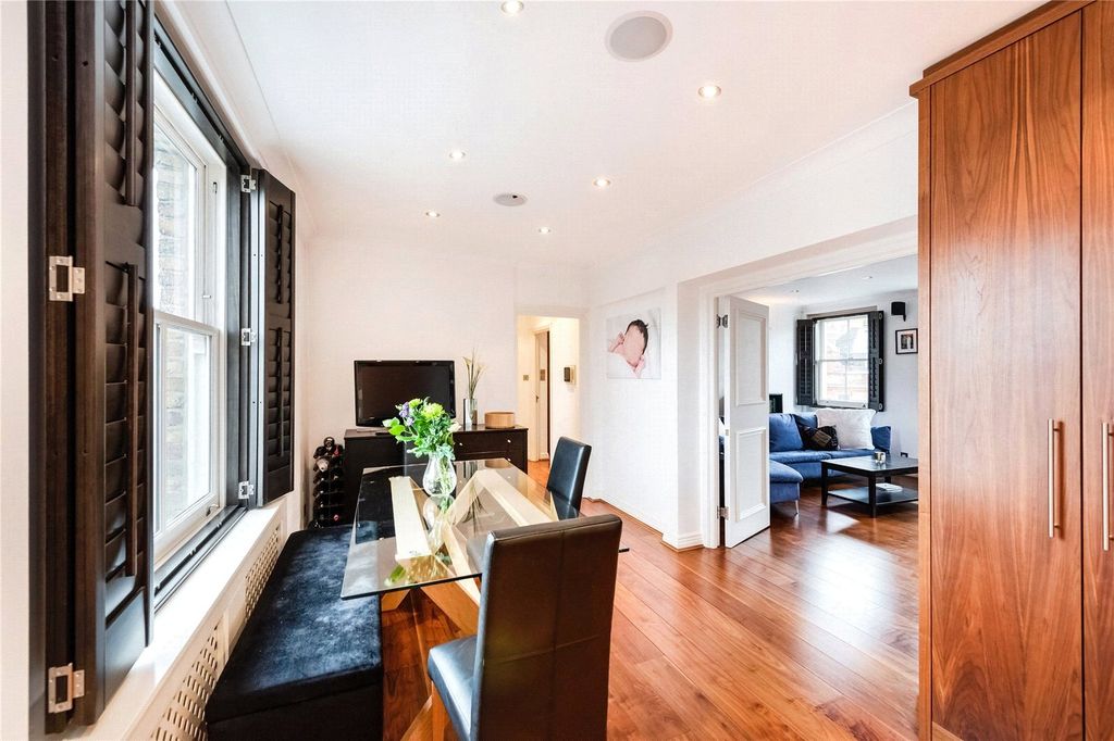 Property photo 2 of 11 Dining Room