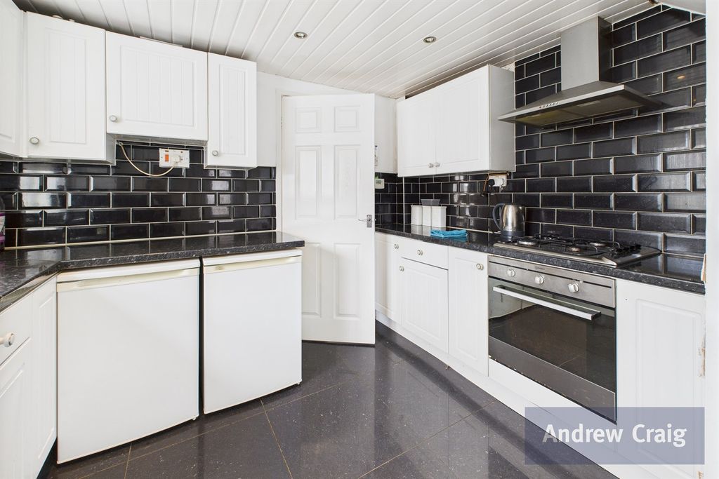 Property photo 2 of 9 Kitchen
