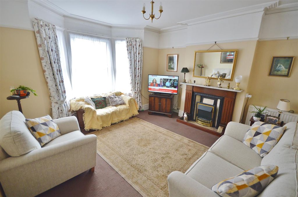 Property photo 2 of 18 Lounge