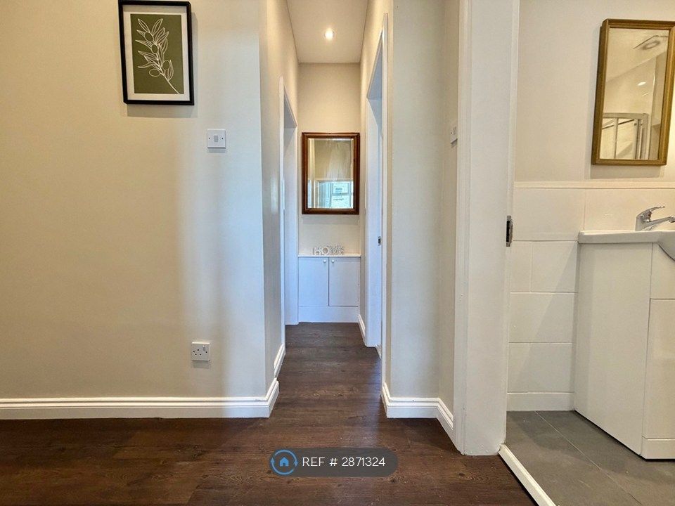 Property photo 3 of 8 Hallway