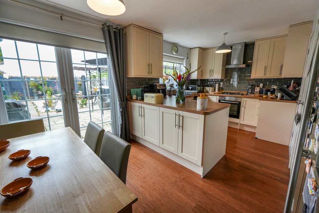 Property photo 3 of 21 Kitchen/Dining Room