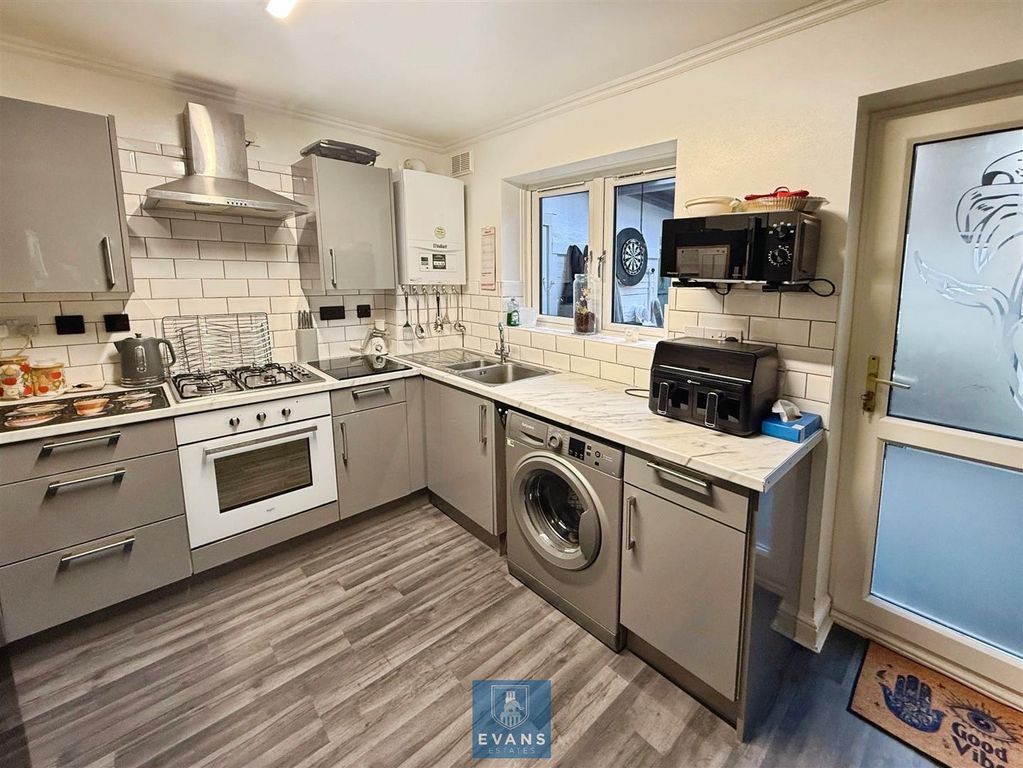 Property photo 3 of 23 Kitchen