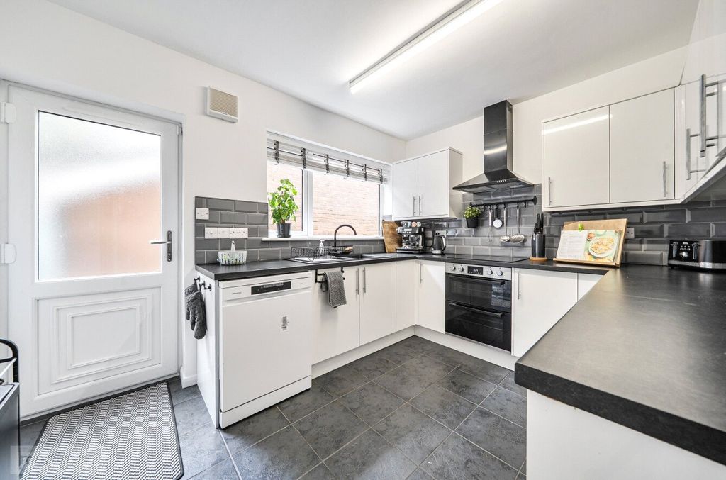Property photo 3 of 19 Kitchen