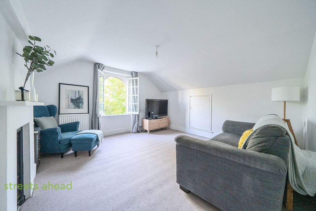 Property photo 2 of 16 9F07Edfd-A059-416...