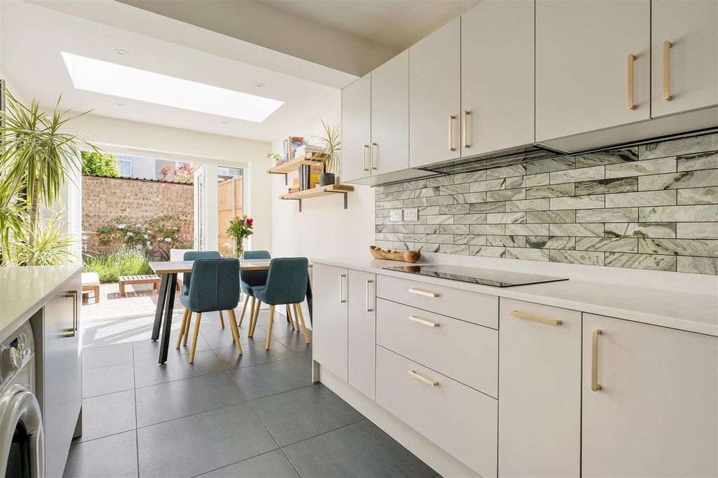 Property photo 3 of 30 Farnborough Avenue, E17