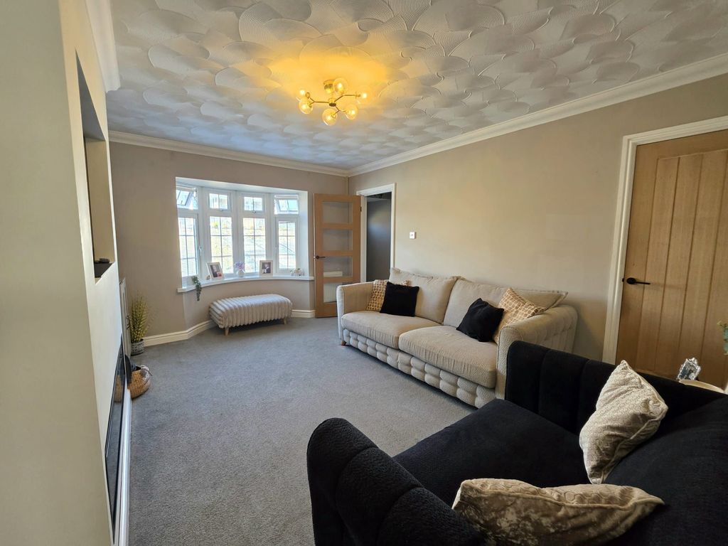 Property photo 2 of 13 Lounge