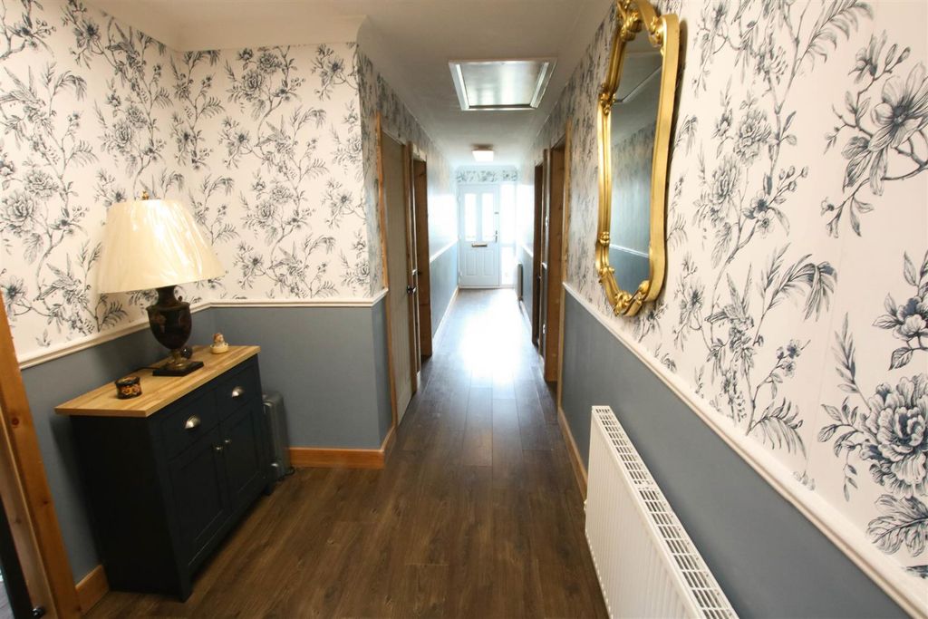 Property photo 2 of 18 Entrance Hall