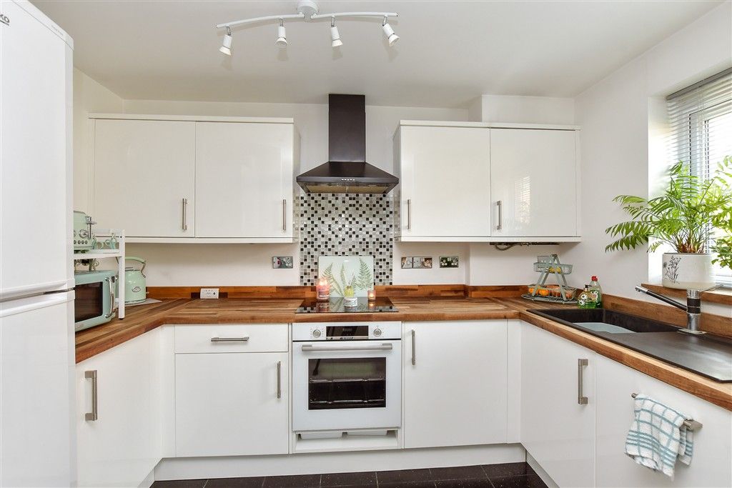 Property photo 3 of 8 Kitchen