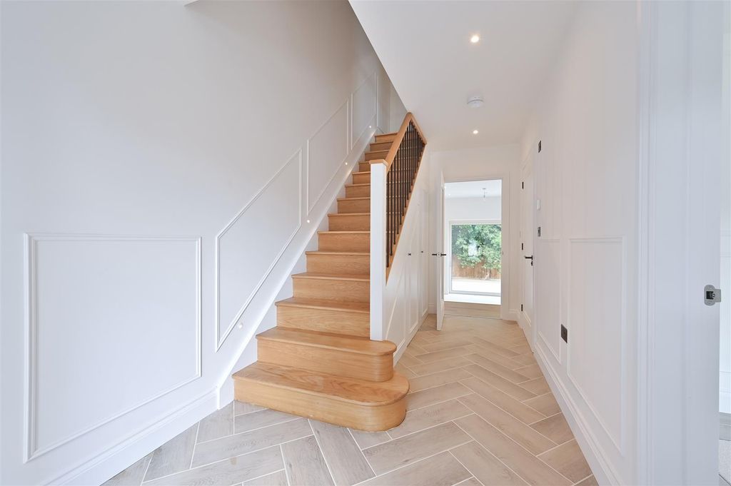 Property photo 2 of 12 8 Walnut Close-4.Jpg