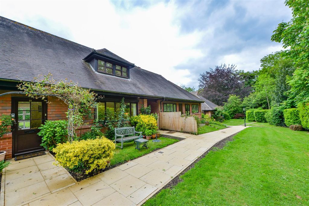 Property photo 1 of 25 Parsonage Court, West Malling25.Jpg