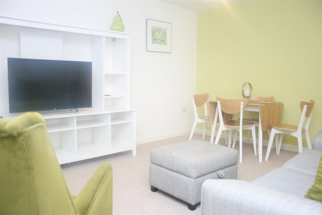 Property photo 1 of 11 Lounge
