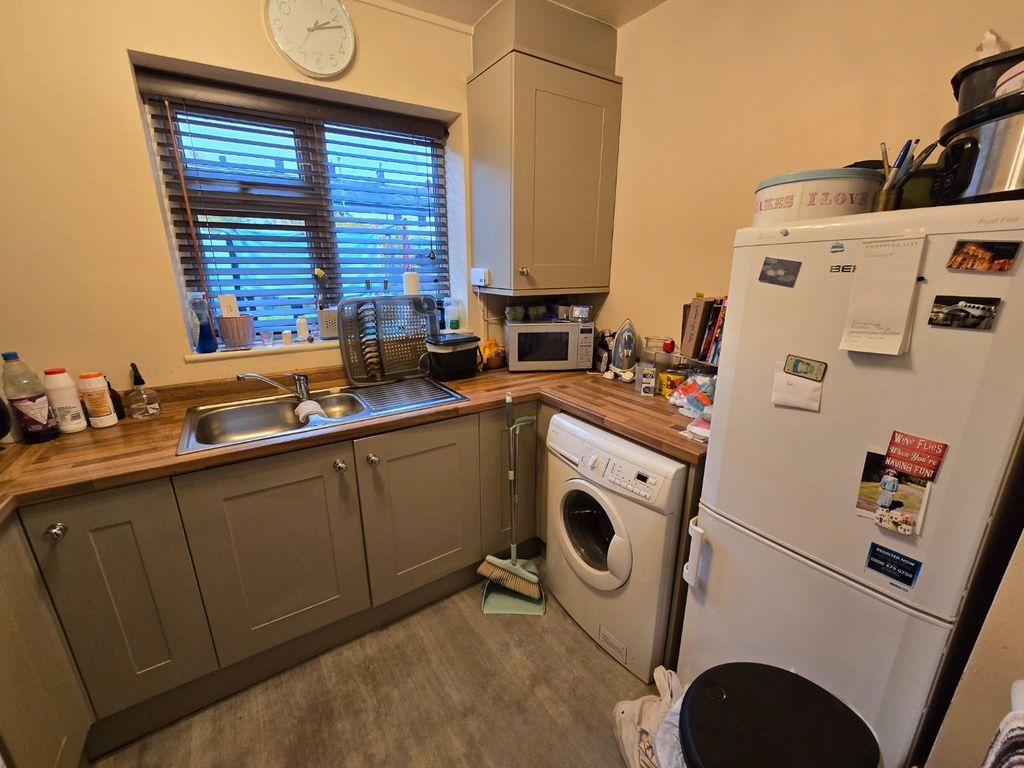 Property photo 3 of 9 Kitchen