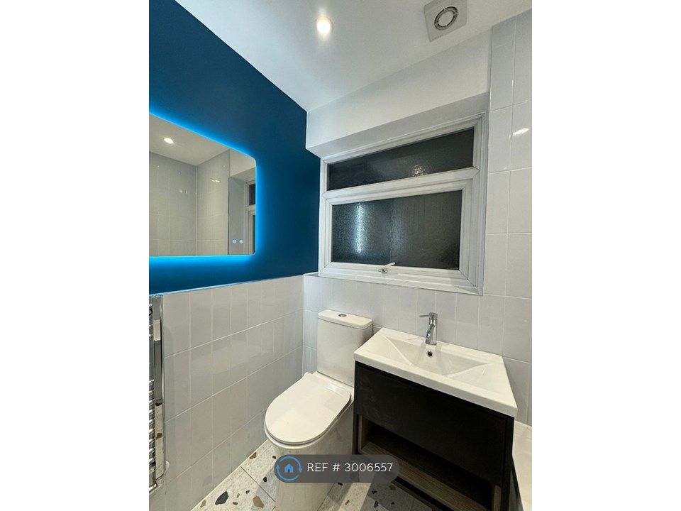Property photo 3 of 11 Bathroom