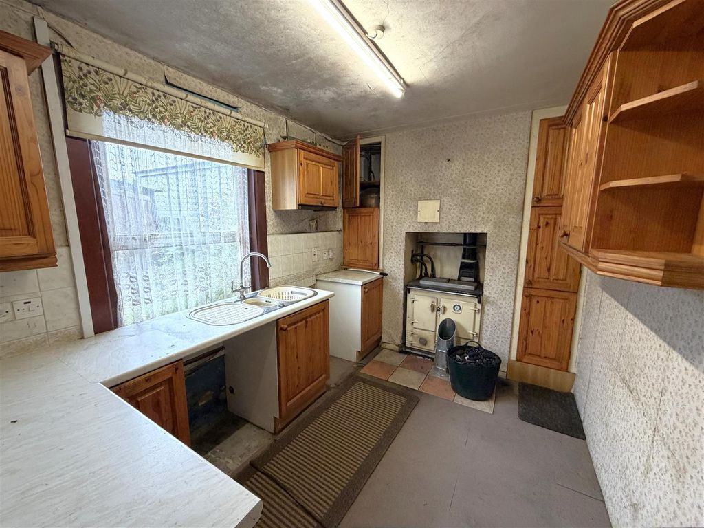 Property photo 3 of 11 Kitchen