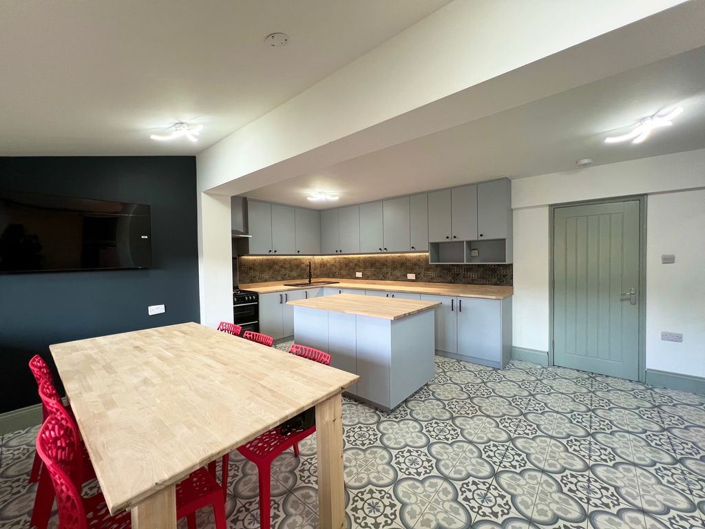 Property photo 3 of 8 Kitchen