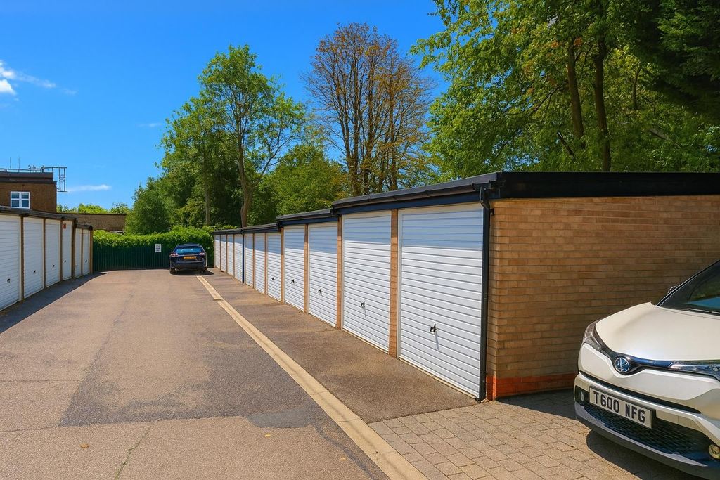 Property photo 3 of 9 Garages.Jpg