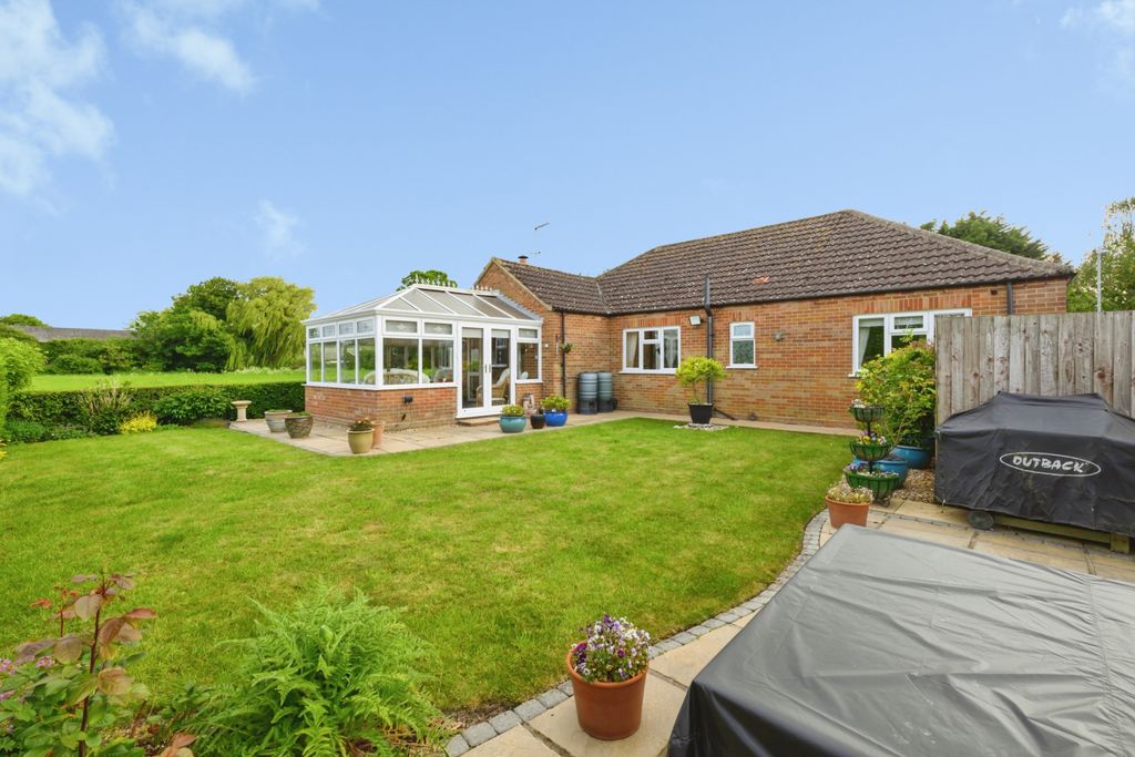 Property photo 2 of 20 James23Suttonstspaldingpe120Jg-19