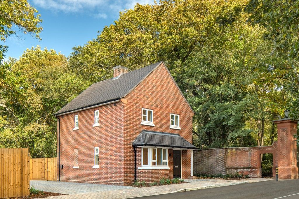 Property photo 1 of 13 Brooklands Grove, Weybridge