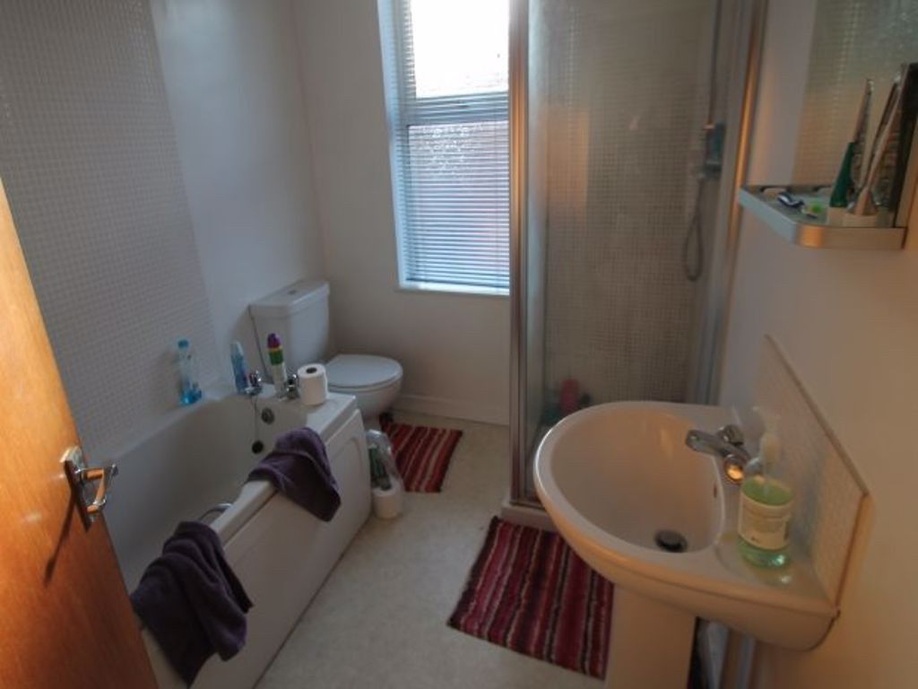 Property photo 2 of 7 A Bright And Clean Bathroom Suite Featuring A Bath...