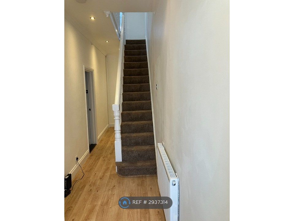 Property photo 2 of 15 Entrance Hall