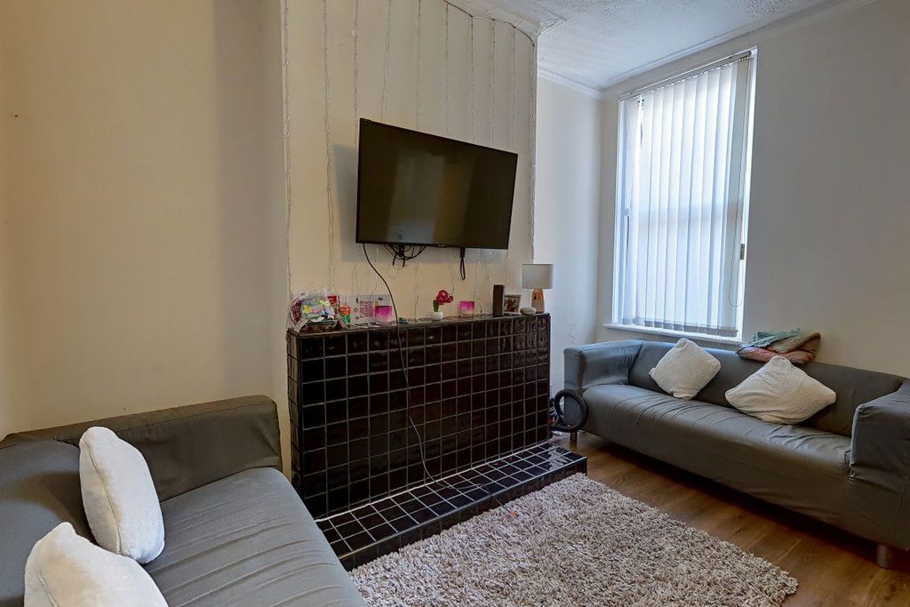 Property photo 2 of 21