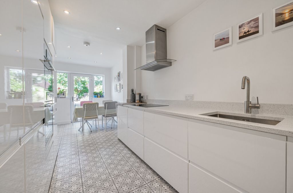 Property photo 2 of 27 1355882-10-68c9E227249Ed