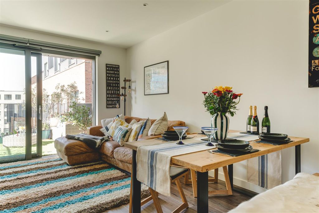 Property photo 3 of 32 Curie House-20.Jpg